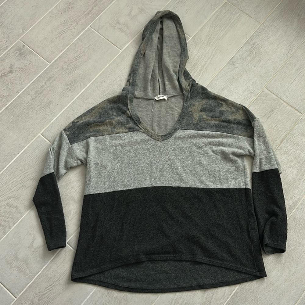 Adora sweater size women’s medium